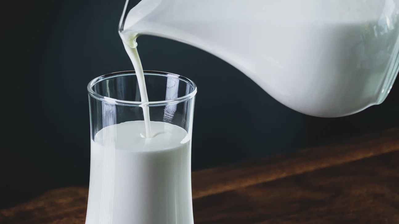 האם חלב דל שומן בריא יותר?
